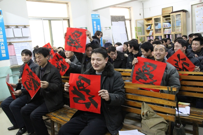 太平煤矿工会女工委开展“送福字到工区”活动