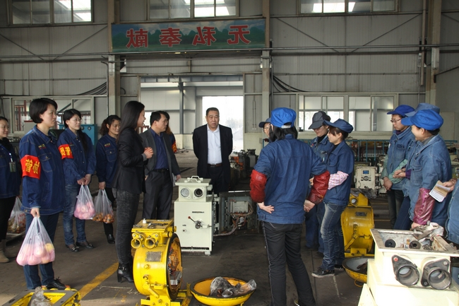 花园煤矿开展“三八节”慰问机台女职工活动