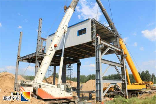 港口码头跨铁路廊道钢桁架正式开始吊装作业