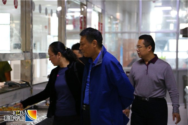 1536810761382294.jpg 2018年9月8日,张广宇、孟进在朱家峁煤矿检查职工食堂(胡彬摄)_副本.jpg