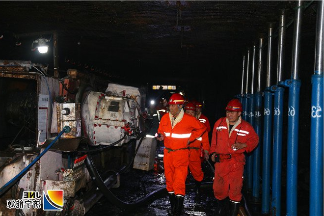 1536810776289948.jpg 2018年9月8日,张广宇在朱家峁煤矿3301工作面检查工作1(姜鹏摄)_副本.jpg