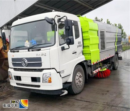 济矿物流公司大型地面清扫车上岗作业