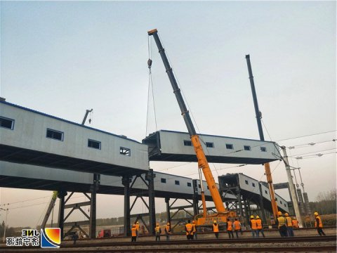 物流公司跨铁路廊道吊装工程顺利完成