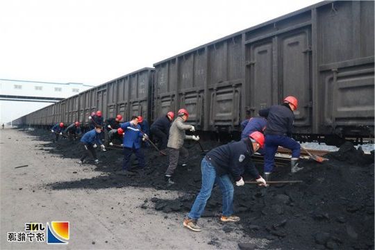 济矿物流全员齐上阵 抢卸冻煤出高效