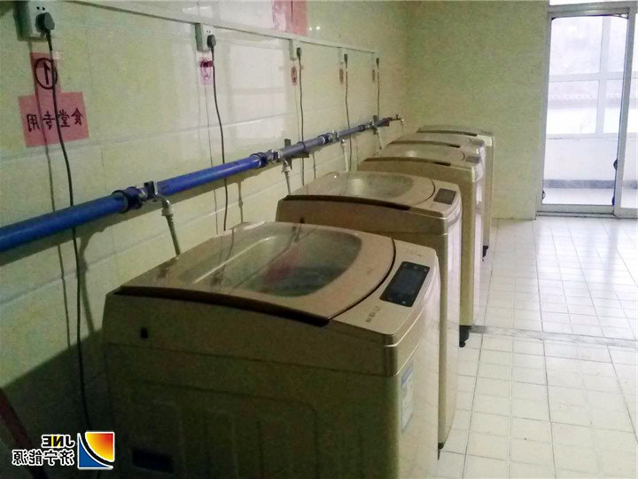 2019年1月1日，朱家峁煤矿职工宿舍一楼洗衣房内新购置的全全自动洗衣机解决了职工洗衣难的问题。仇文摄.jpg