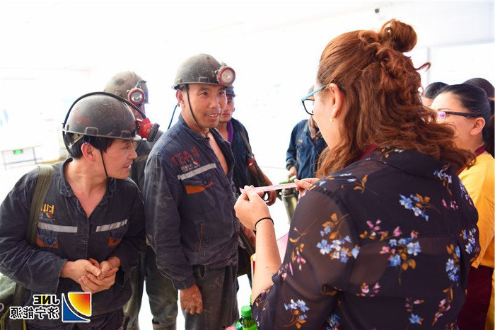 金桥煤矿：2019年6月11月，金桥煤矿开展井口安全知识有奖竞答活动（孙欢 摄）.jpg