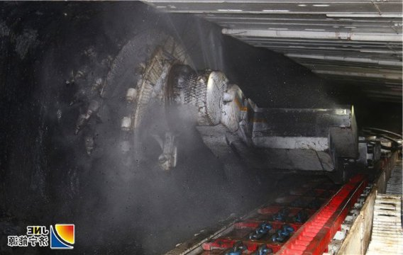 朱家峁煤矿1312智能化工作面机尾使用垫架装置，一举三得！