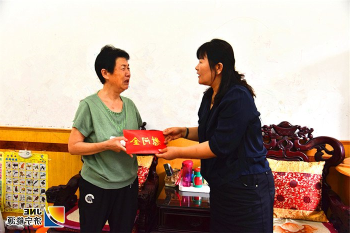 2019年9月2日，李红燕代表矿方将救助金送到大病职工家属手中（徐帅）.jpg