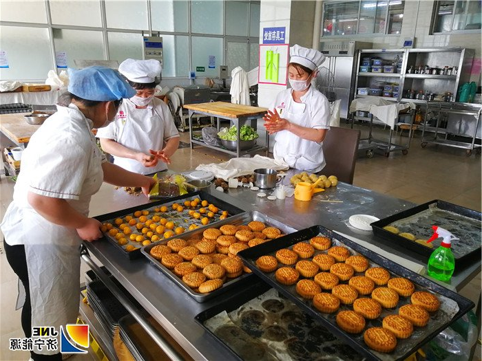 2019年9月11日，安居煤矿后勤食堂手工月饼深受职工青睐（张锋）.jpg