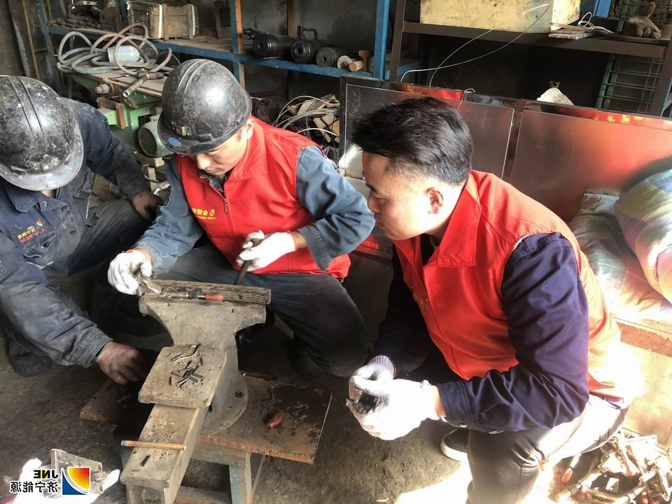 金桥煤矿综采一区“淘宝”志愿活动，义务修理液压支架操作手把 ().jpg
