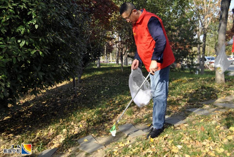 营销分公司-垃圾不落地 城市更美丽 营销党支部开展党员志愿服务活动（李玉 王传钧）2.JPG