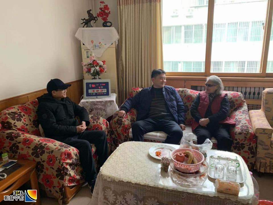 20200118物资公司领导到供销公司退休老干部家里慰问.jpg