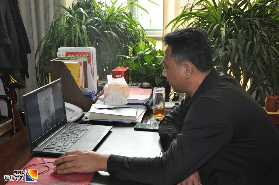 花园煤矿通过微信视频向在家休假职工传达疫情防控文件。 (1).JPG