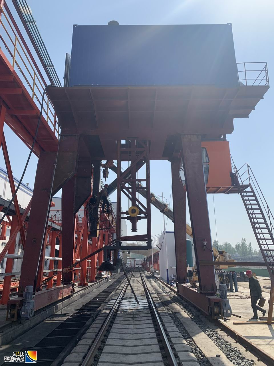 济矿物流公司2#翻车机负压清车机安装完成（王清豹 摄）.jpg