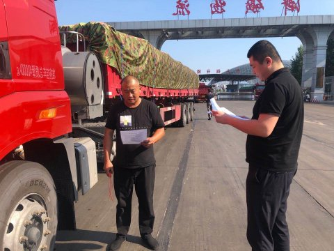 济矿物流向运营车辆发放《安全驾驶明白纸》