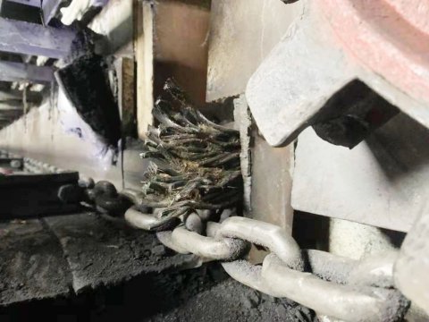 朱家峁煤矿：刮板输送机清扫器 一招解决矸石卡链