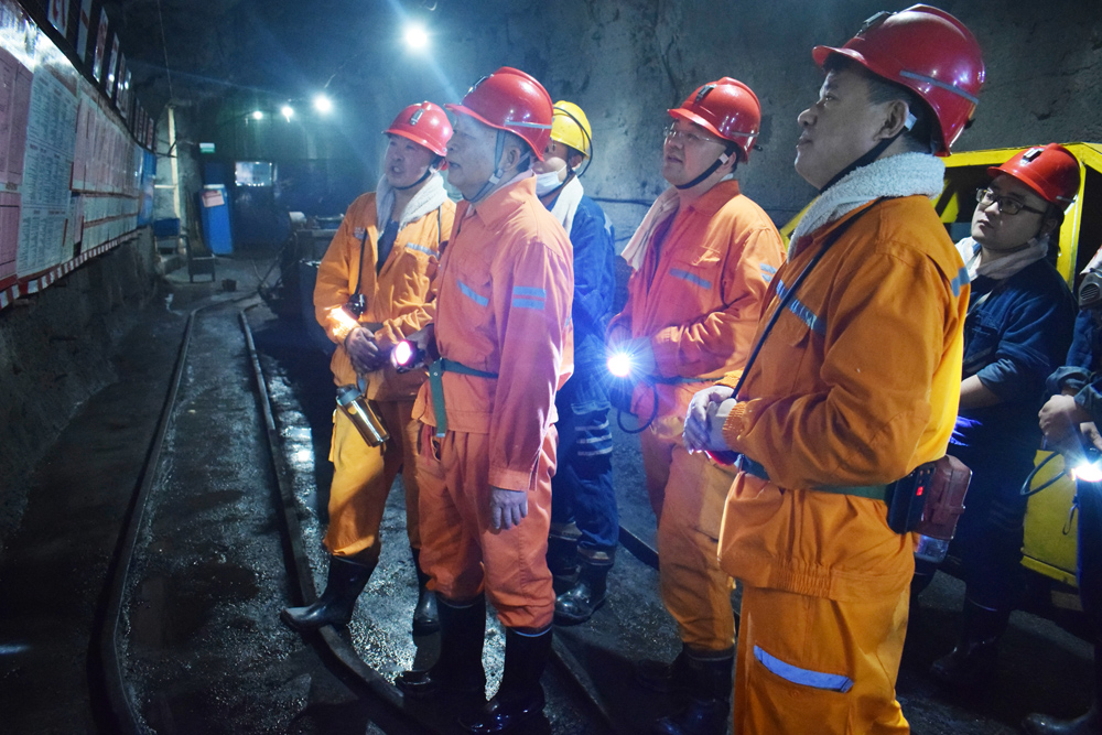 2020年12月11日，市能源局组织专家到运河煤矿井开展“专家查隐患”活动（张衡 赵提伟） (2).jpg