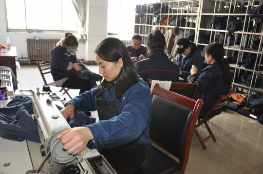 花园煤矿组织开展“真情温暖 丝丝入扣”女工家属协管安全活动