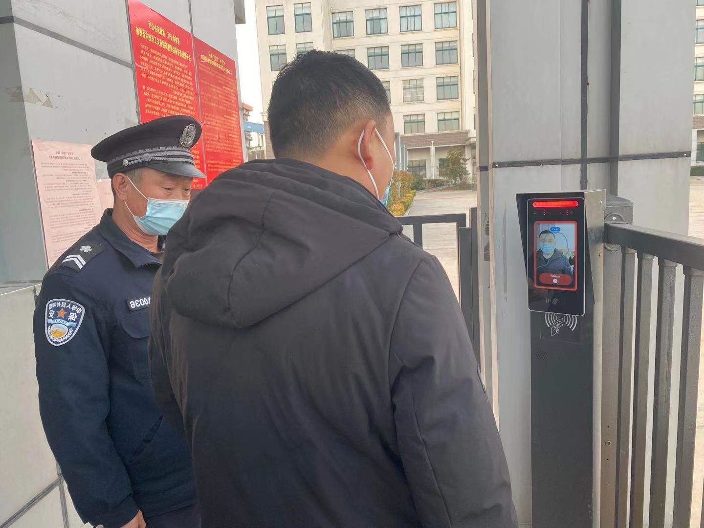 民生热能：人脸测温门禁“神器”上岗  筑牢防疫“关口”（潘璇 齐邦宇）.jpg