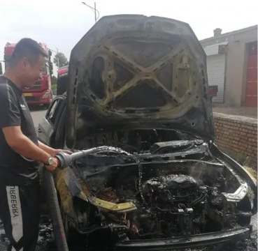 暖心一幕丨轿车自燃，情况危急！物资公司、朱家峁煤矿职工火速救援