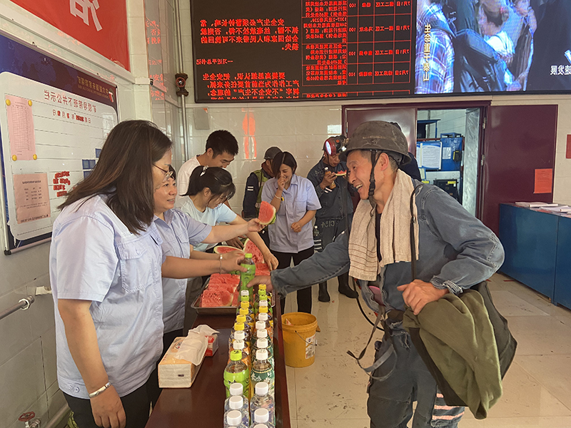 2021年7月9日朱家峁煤矿开展夏季送清凉活动（姜鹏摄） (4).jpg