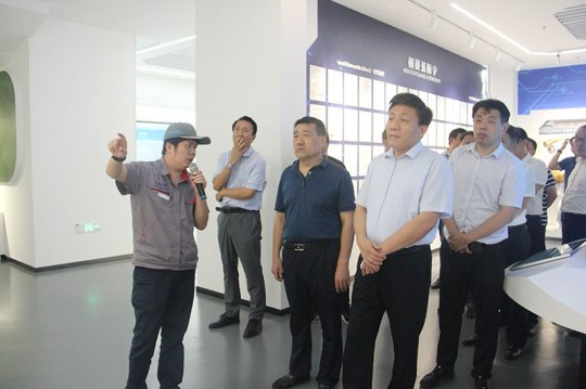 曾凡玉到精密制造产业园参观调研