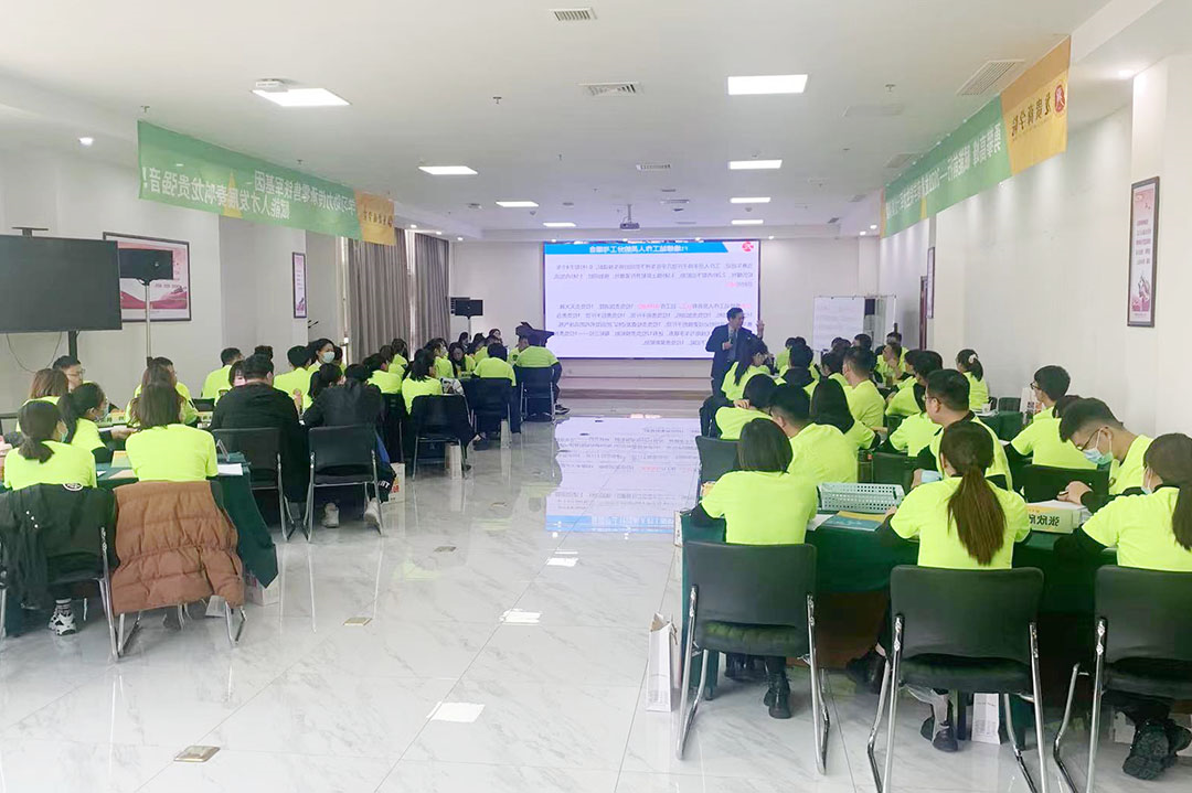 龙贵集团员工素质提升培训班在致远教育成功举办 (1).jpg