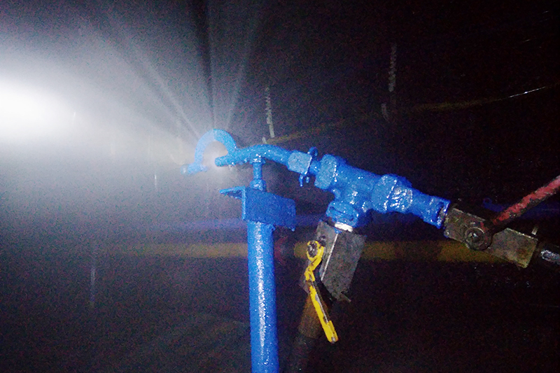 1641639199952709.jpg 2022年1月5日朱家峁煤矿新型全断面喷雾装置改造再升级(陈忠民摄).jpg