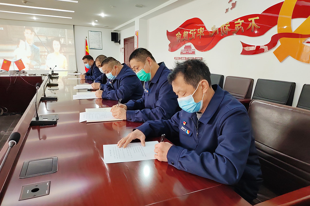 1648023776643407.jpg 港航跃进港:组织全员签订“我服务 我保障”承诺书1.jpg