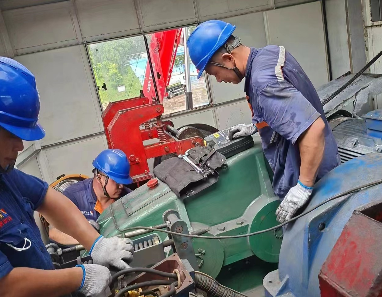 1660722516668089.jpg 历时4小时的起重机故障抢修战(徐森).jpg