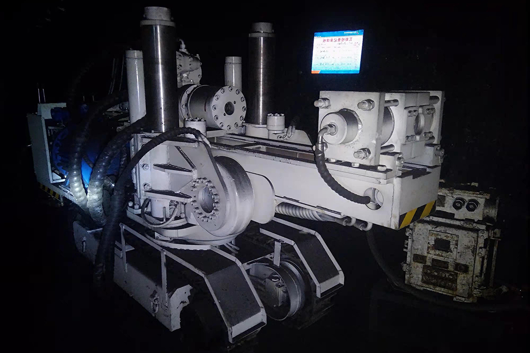 1660812787350118.jpg 2022年8月17日,ZDY2400LPS型履带式钻机在朱家峁煤矿投入使用(陈忠民摄).jpg