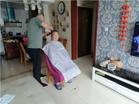 给爸爸理发