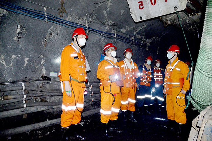 1月1日，许振宏带队到安居煤矿慰问督导检查.jpg