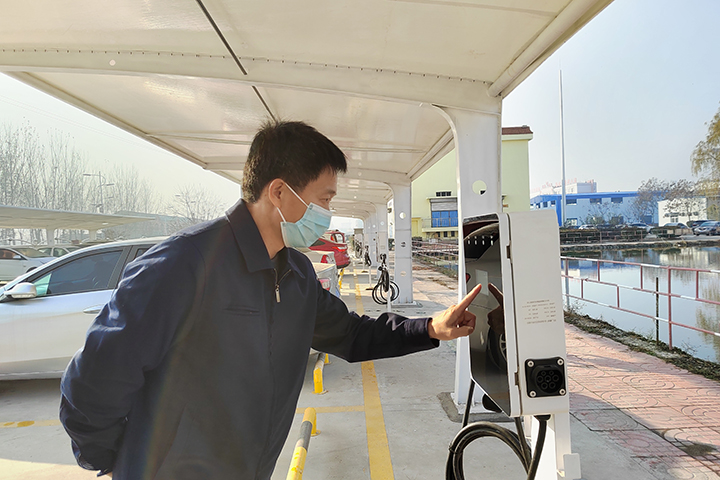 1673404780892666.jpg 义桥煤矿新建新能源便捷式充电桩车位36个,配备充电基础设施的比例达到了公共车位数量的11.3%,解决了充电难的问题。(地点:义桥煤矿,拍摄:汤楠楠)1.jpg