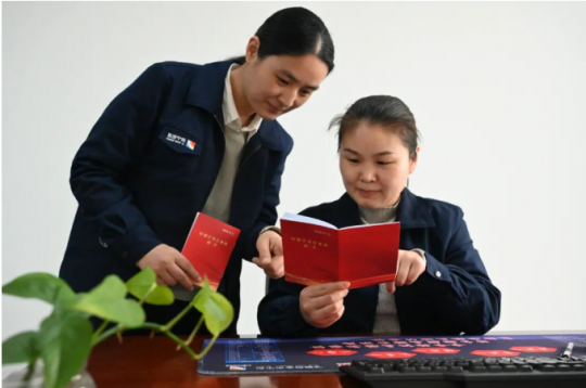 金桥煤矿丨提炼汇编关键词“口袋书” 为职工高效“充电”