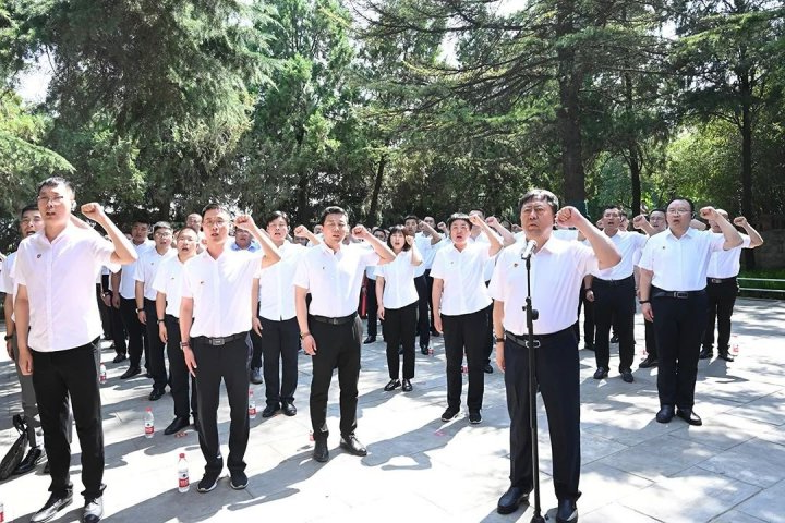 济宁能源党委组织开展新发展党员入党宣誓活动