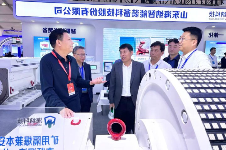 张广宇带队参观第二十届中国煤炭展，并到海纳科技展位指导工作