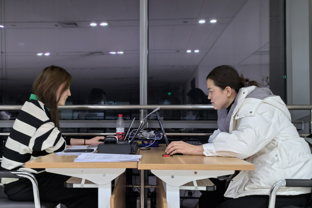 1702456288547622.jpg 项目经理在市交易中心评标室外组织春风仁里项目资料_网页.jpg