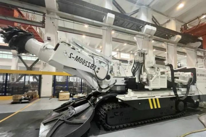 阳城煤矿首台EBZ260M-2悬臂式掘锚机顺利“上岗”