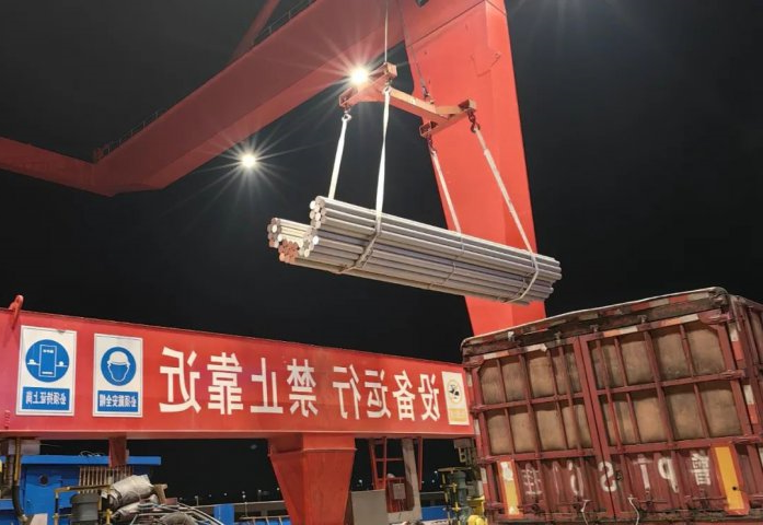 效率提升80%！跃进港简易铝棒提升吊具投入使用