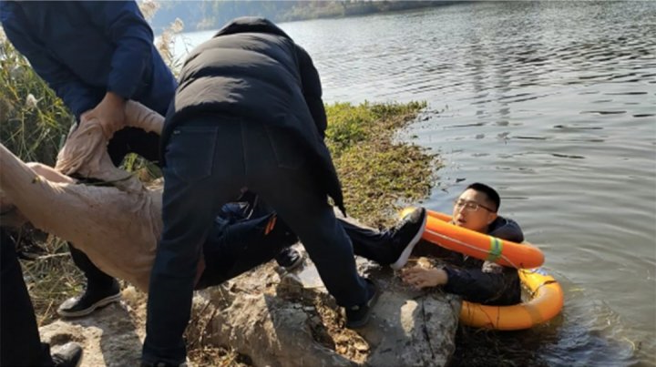 冰河纵身一跃，济宁能源集团一职工勇救落水者