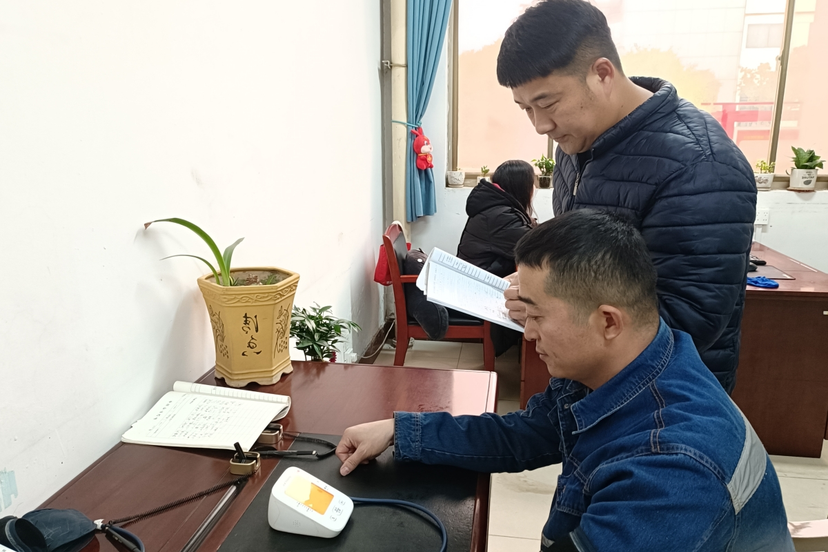 1766383906649220.jpg 机选工区岗前血压测量.jpg